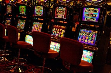 winslots8 app showing seamless transition from live roulette to football betting with unified IDR Wallet balance